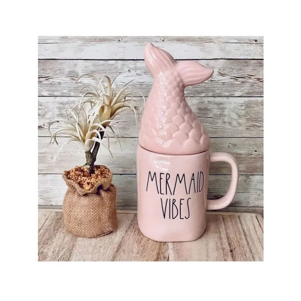 NWT Adorable Rae Dunn "MERMAID VIBES” Pink Glossy Ceramic Mug & Mermaid Tail Lid